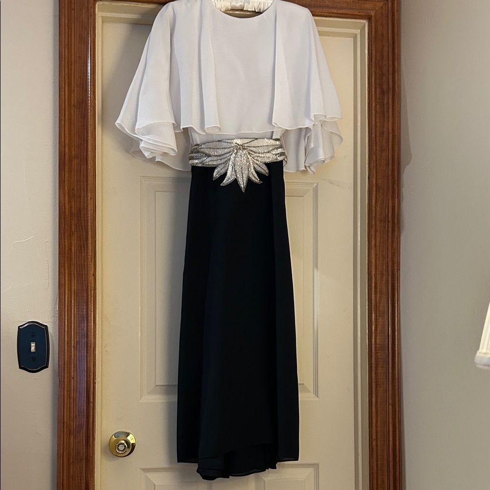 Elegant Black and White Evening Dress vintage and perfectly maintained.